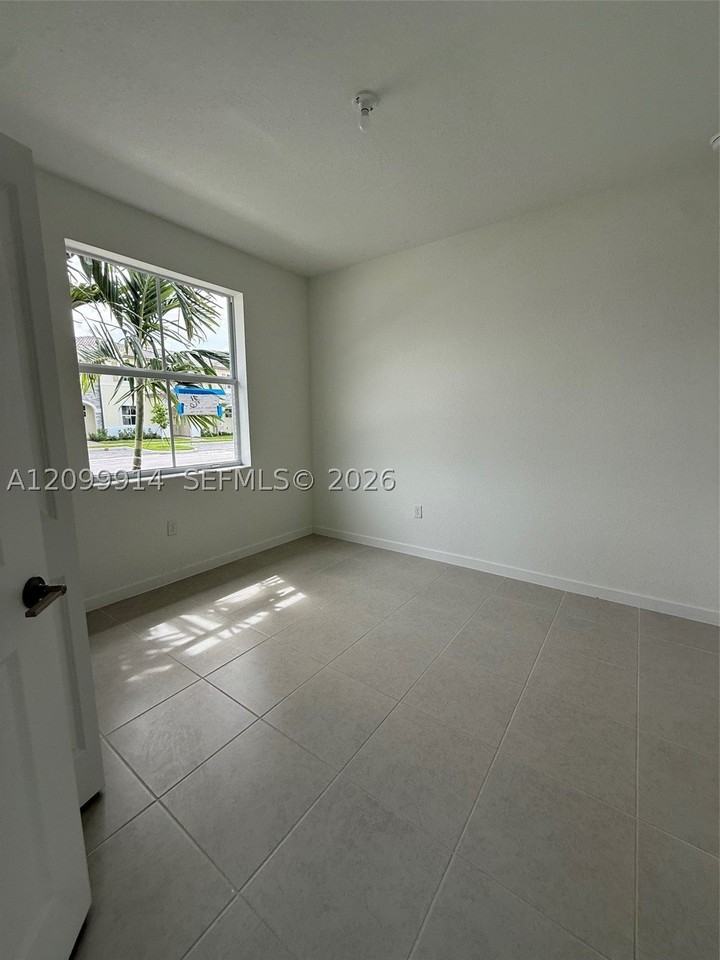 2597 Se 25th Dr - Photo 3 of 17