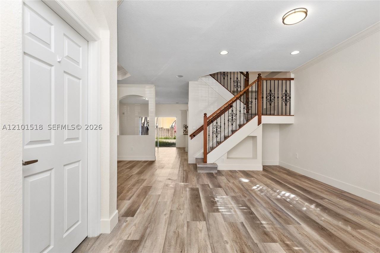 4939 Sw 136th Ave - Photo 4 of 43