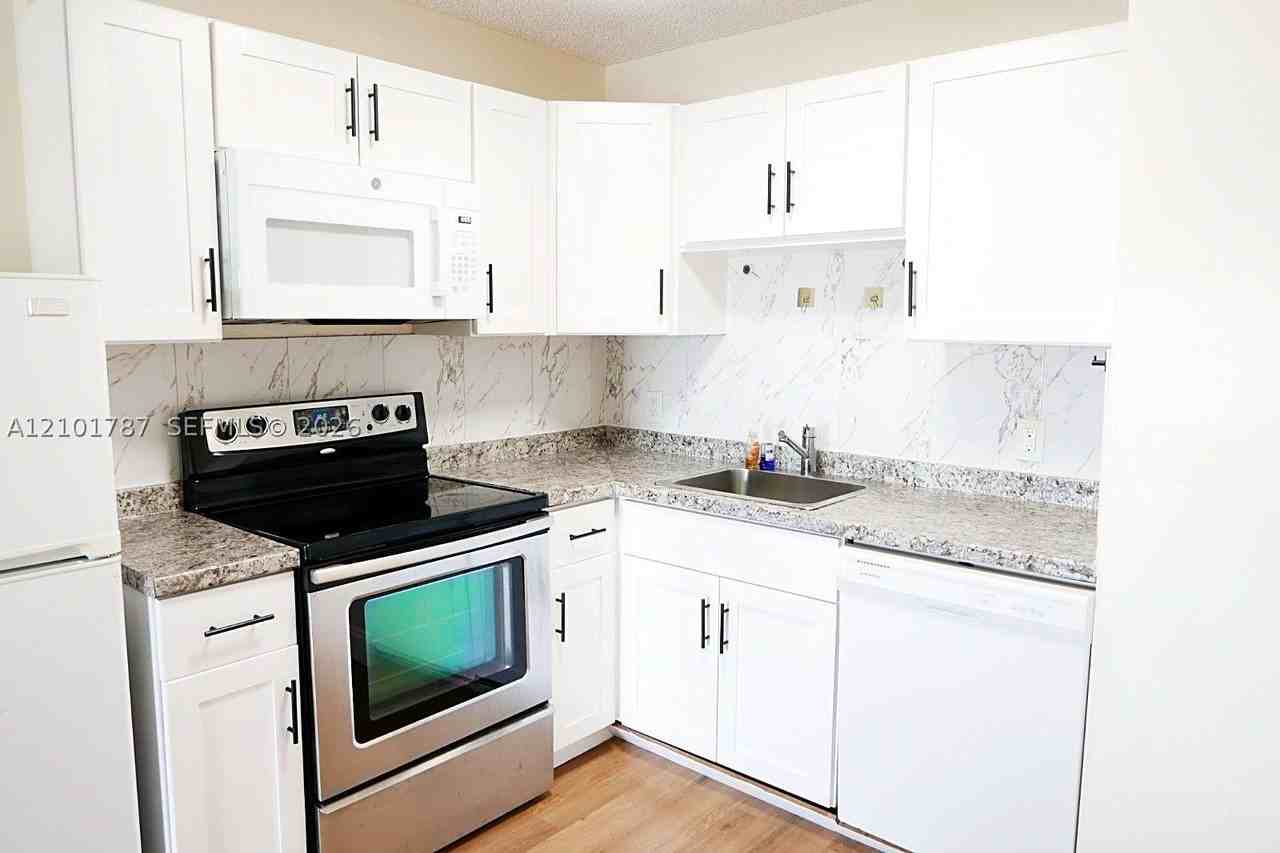 16410 Miami Dr #705 - Photo 7 of 26