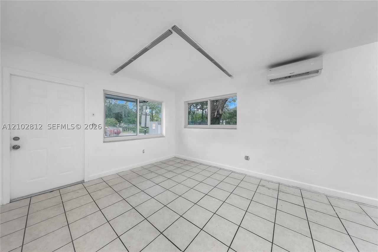6226 Miramar Pkwy #8 - Photo 5 of 6