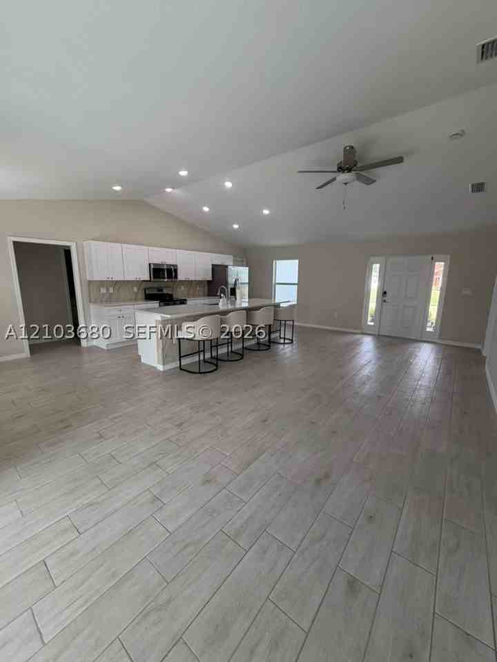 4034 Ne 9th Pl - Photo 5 of 33