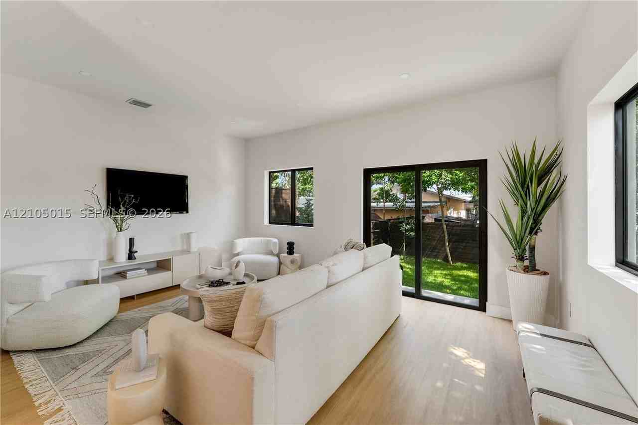 1917 Nw 17th St #B - Photo 3 of 32