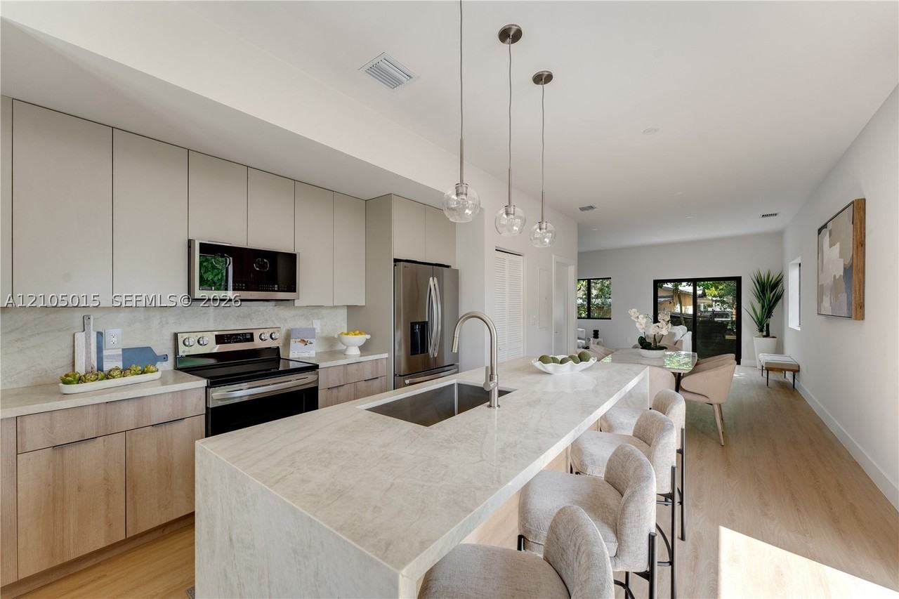 1917 Nw 17th St #B - Photo 4 of 32