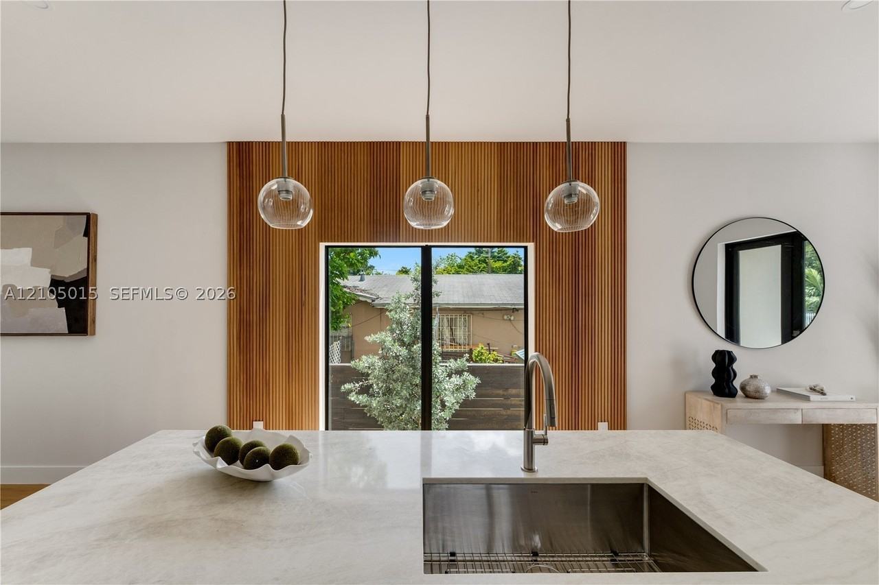 1917 Nw 17th St #B - Photo 5 of 32