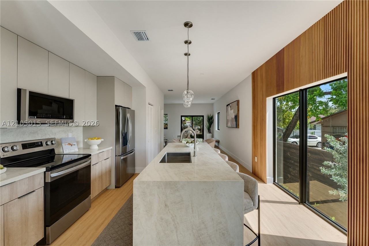 1917 Nw 17th St #B - Photo 6 of 32