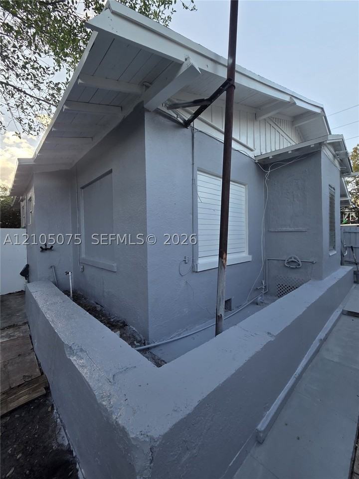568 Sw 3rd St - Photo 3 of 16