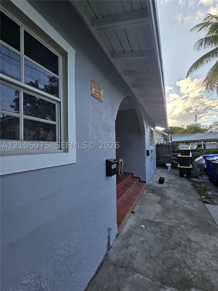 568 Sw 3rd St - Photo 4 of 16
