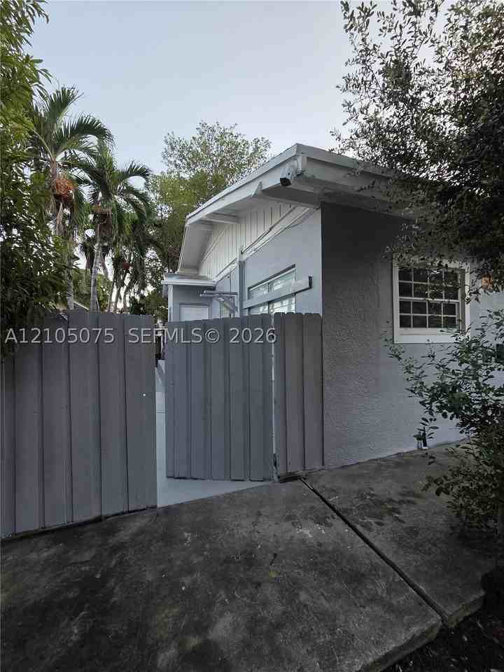 568 Sw 3rd St - Photo 5 of 16