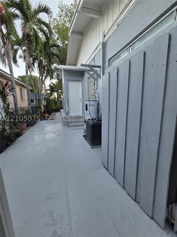 568 Sw 3rd St - Photo 6 of 16