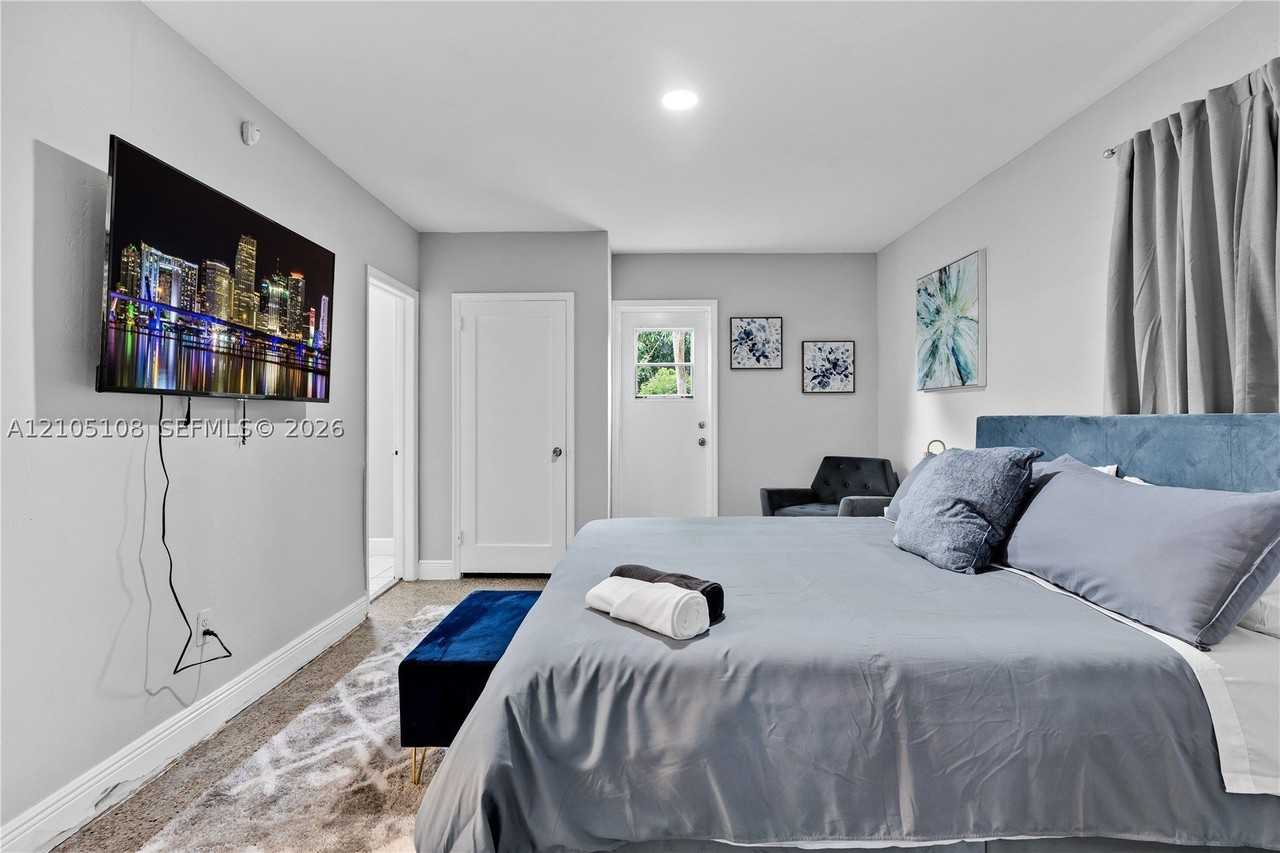 427 Ne 107th St #2 - Photo 2 of 14