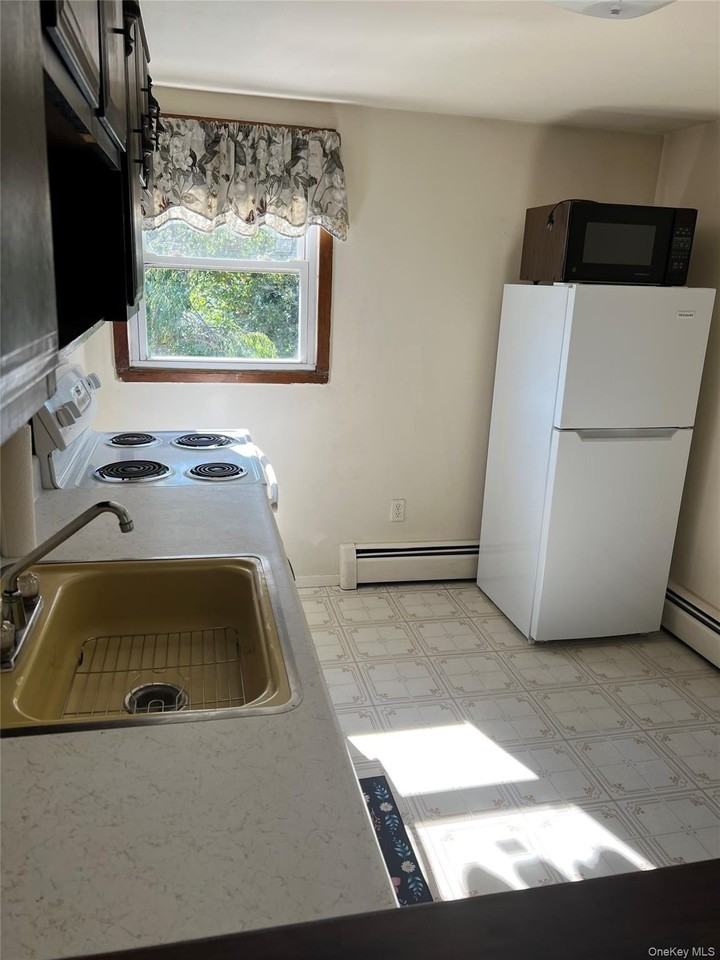 494 Old Country Rd - Photo 4 of 8