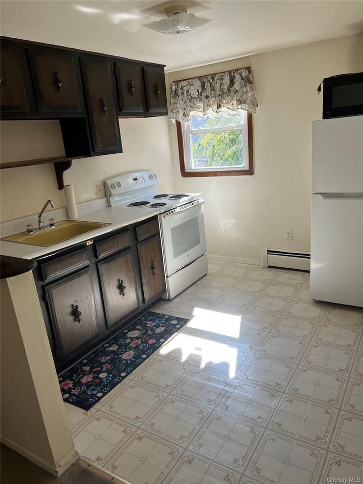 494 Old Country Rd - Photo 5 of 8