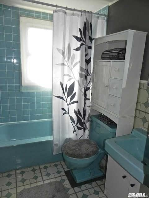 494 Old Country Rd - Photo 7 of 8
