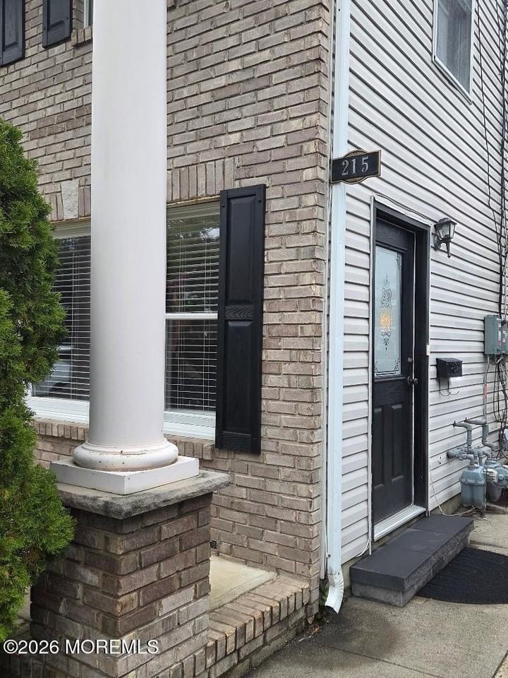 215 Main St - Photo 2 of 21