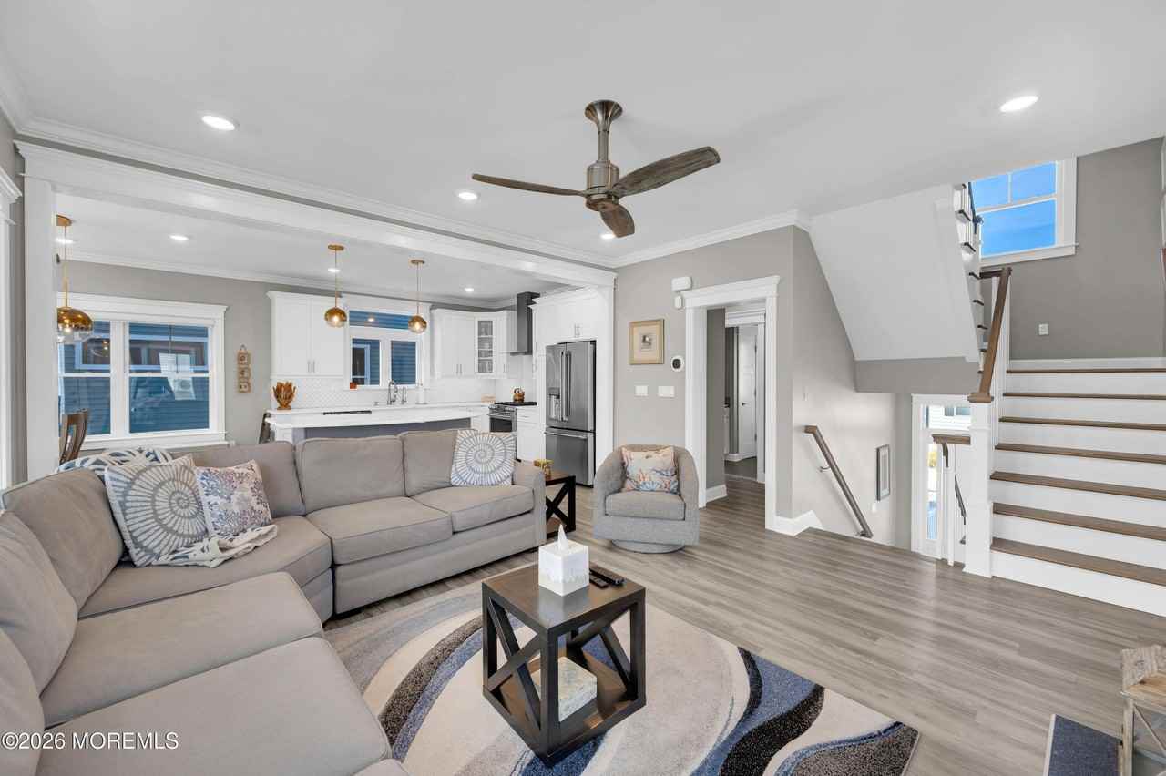 23 Colony Rd - Photo 4 of 50