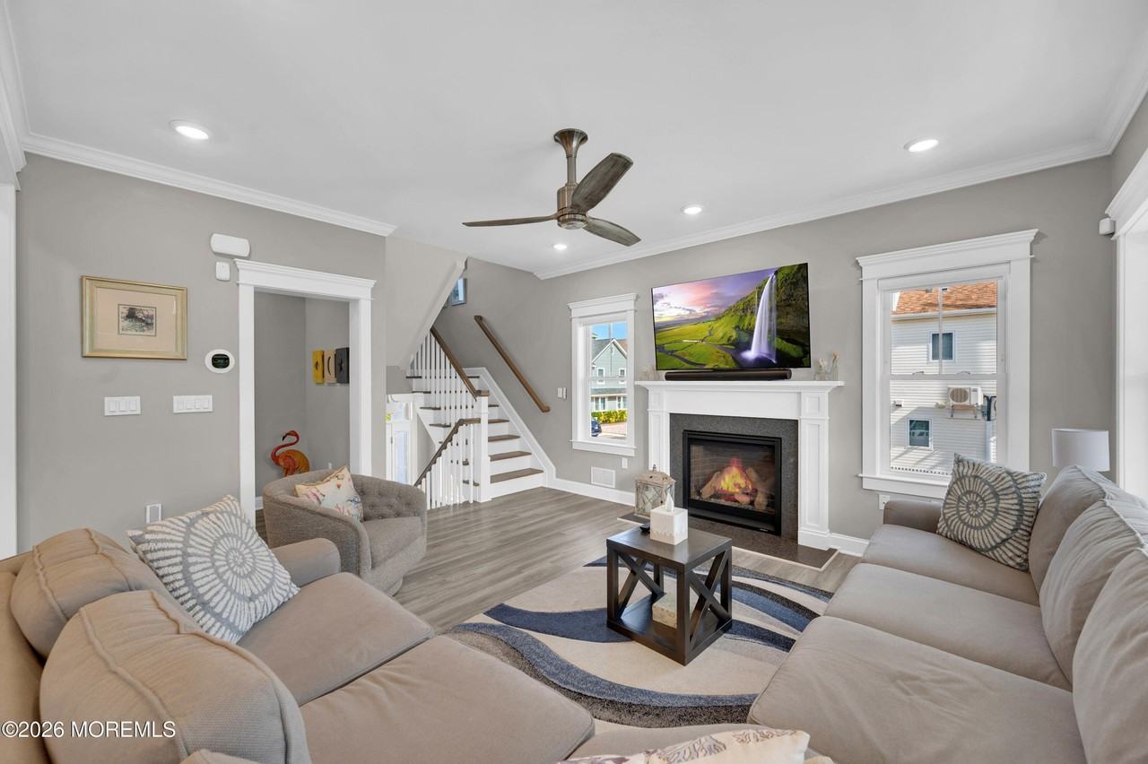 23 Colony Rd - Photo 5 of 50