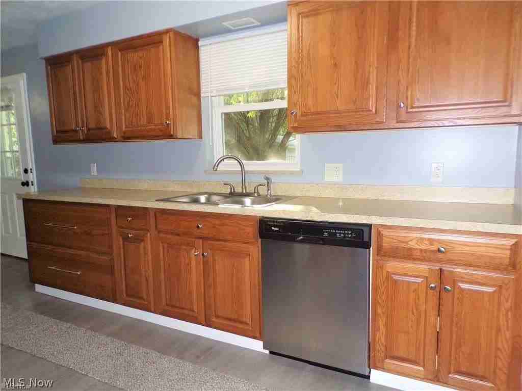 152 S Yorkshire Blvd - Photo 7 of 29