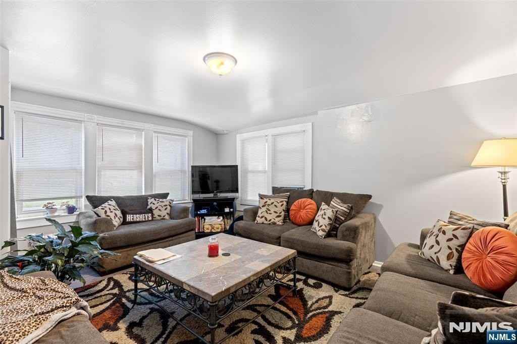 85 Franklin Ave #B - Photo 3 of 19