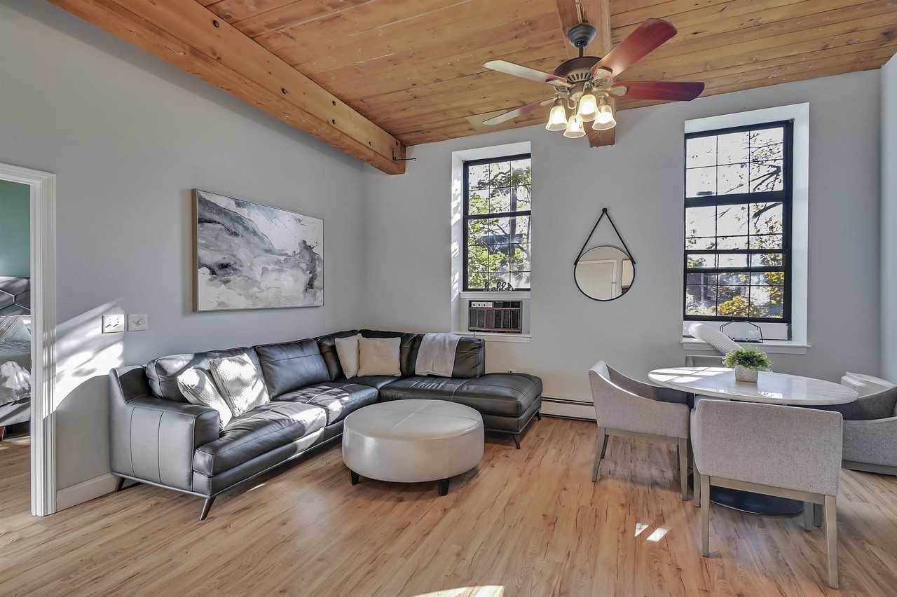 156 Front St #210