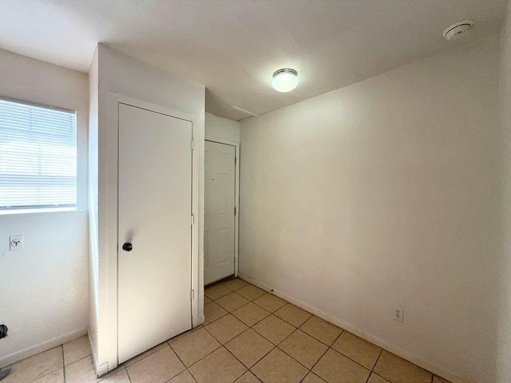 809 W Walnut St #B2 - Photo 3 of 9