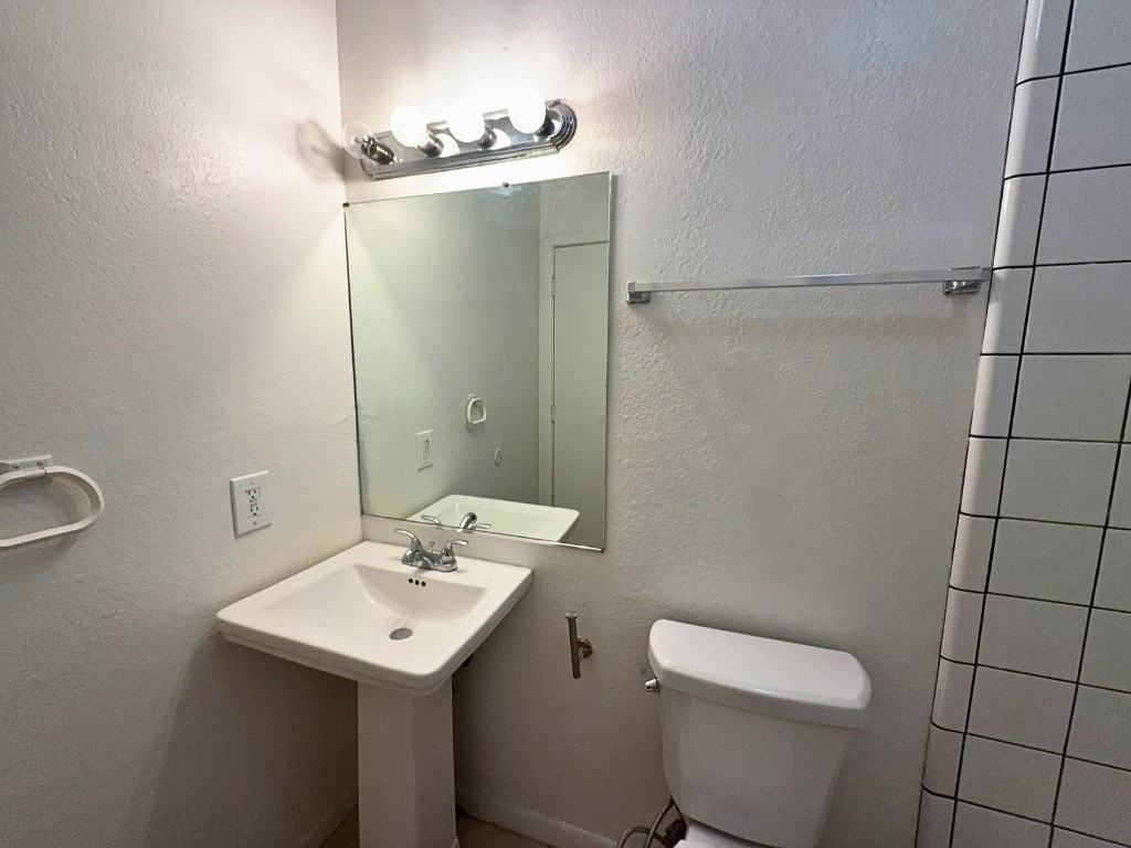 809 W Walnut St #B2 - Photo 6 of 9