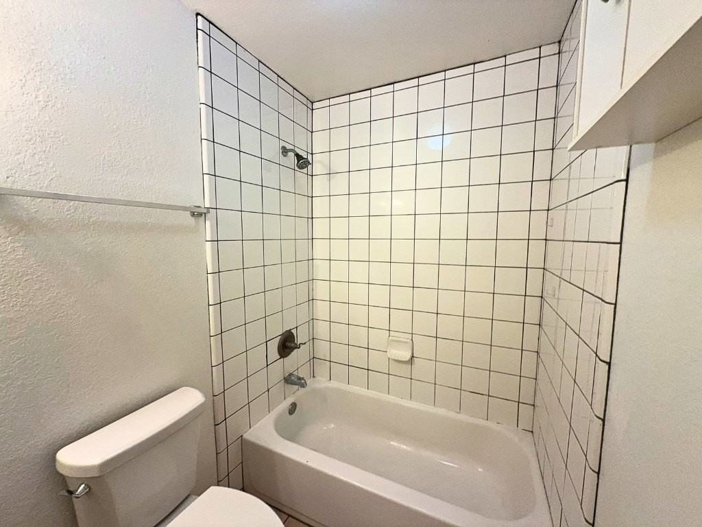809 W Walnut St #B2 - Photo 7 of 9