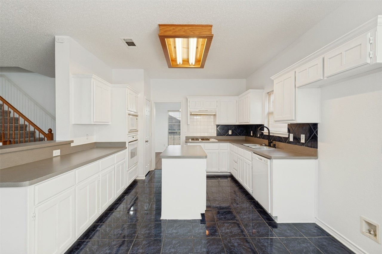 3205 Cantura Dr - Photo 3 of 12