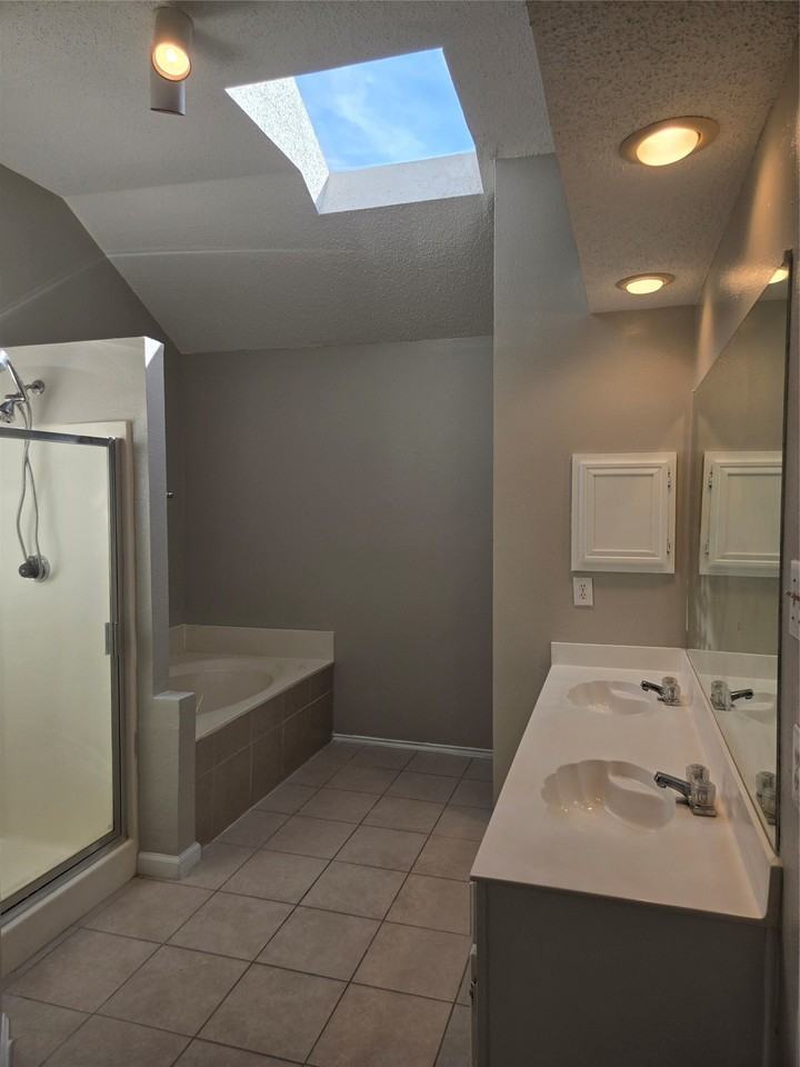 1208 Berkshire Ct - Photo 6 of 13