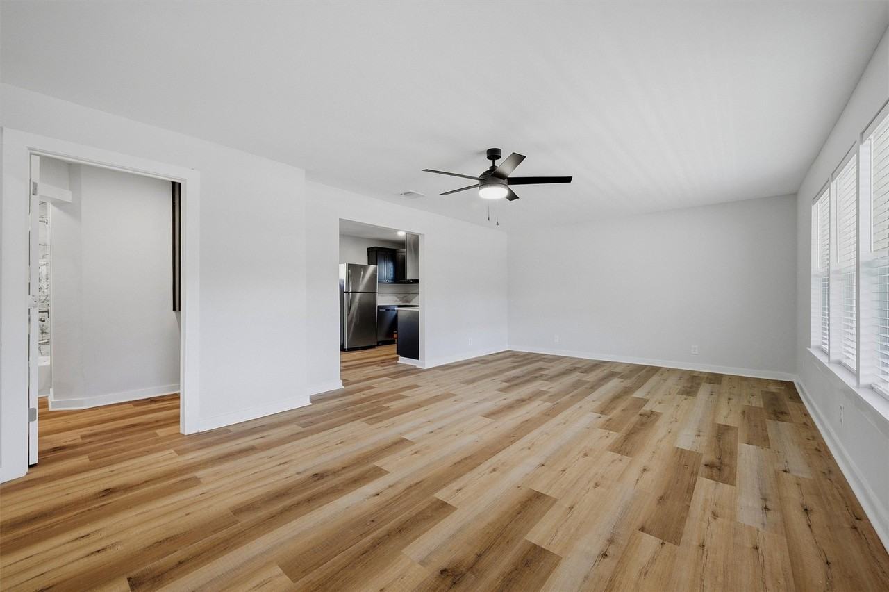 703 E Sears St - Photo 5 of 26