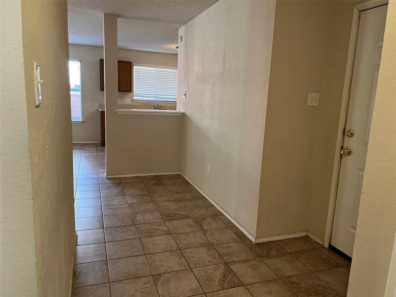 1547 Thornhill Ln - Photo 2 of 16