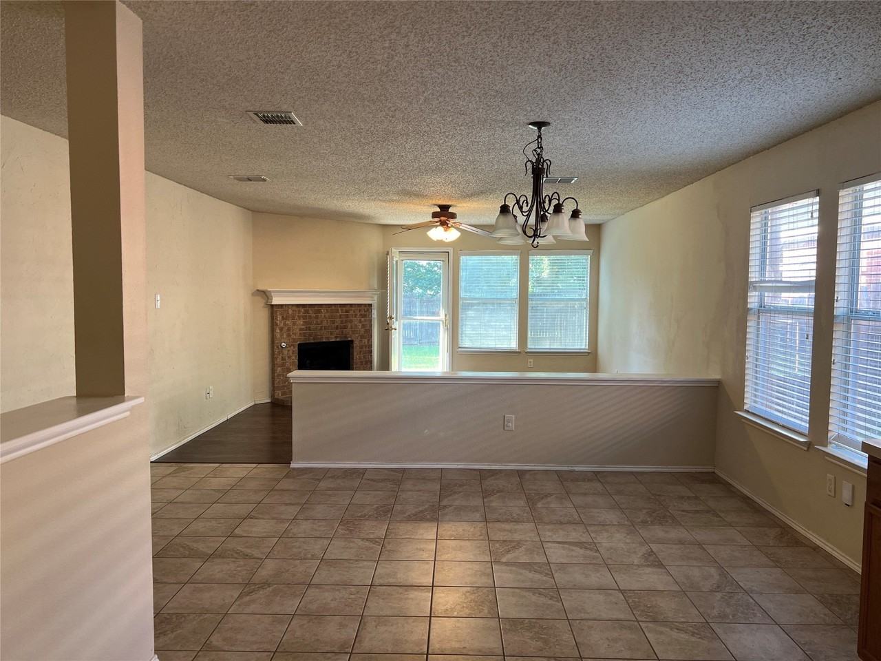 1547 Thornhill Ln - Photo 3 of 16