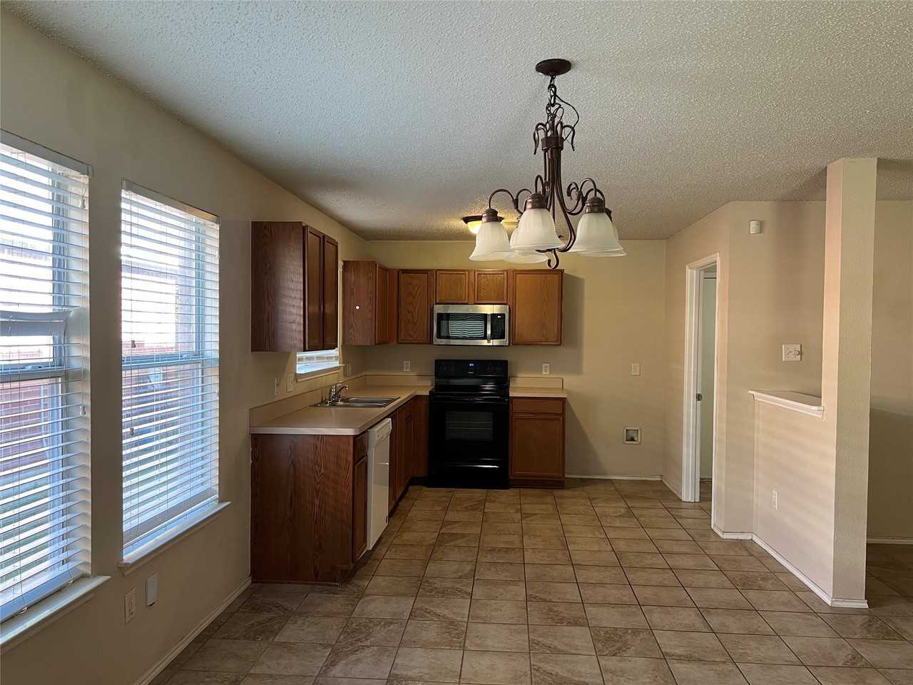 1547 Thornhill Ln - Photo 5 of 16