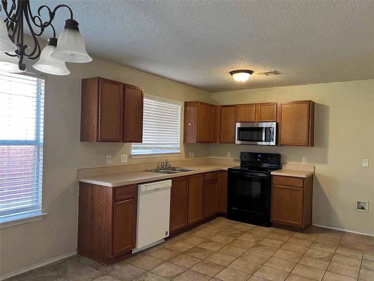 1547 Thornhill Ln - Photo 6 of 16