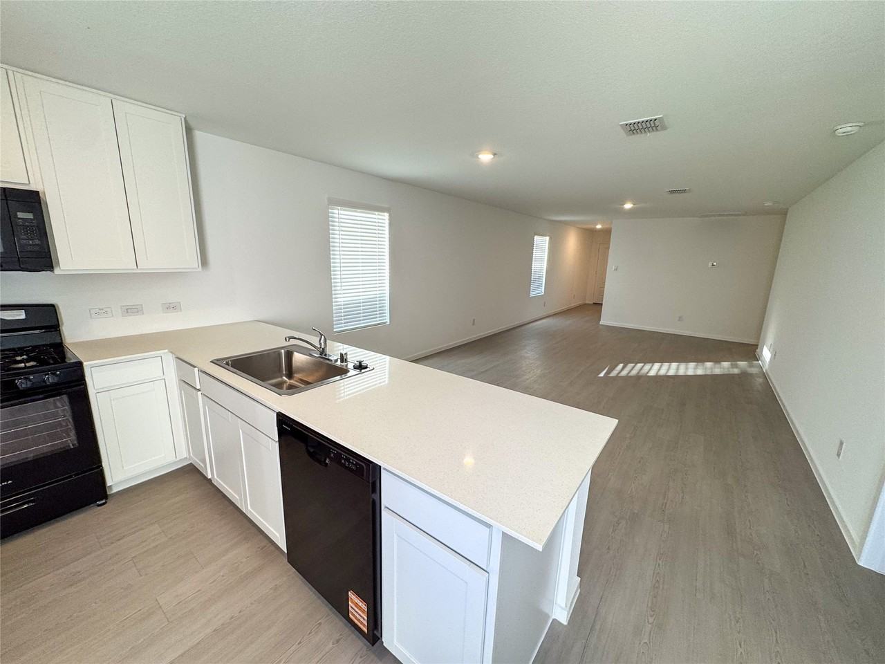 3915 Selawik St - Photo 4 of 19