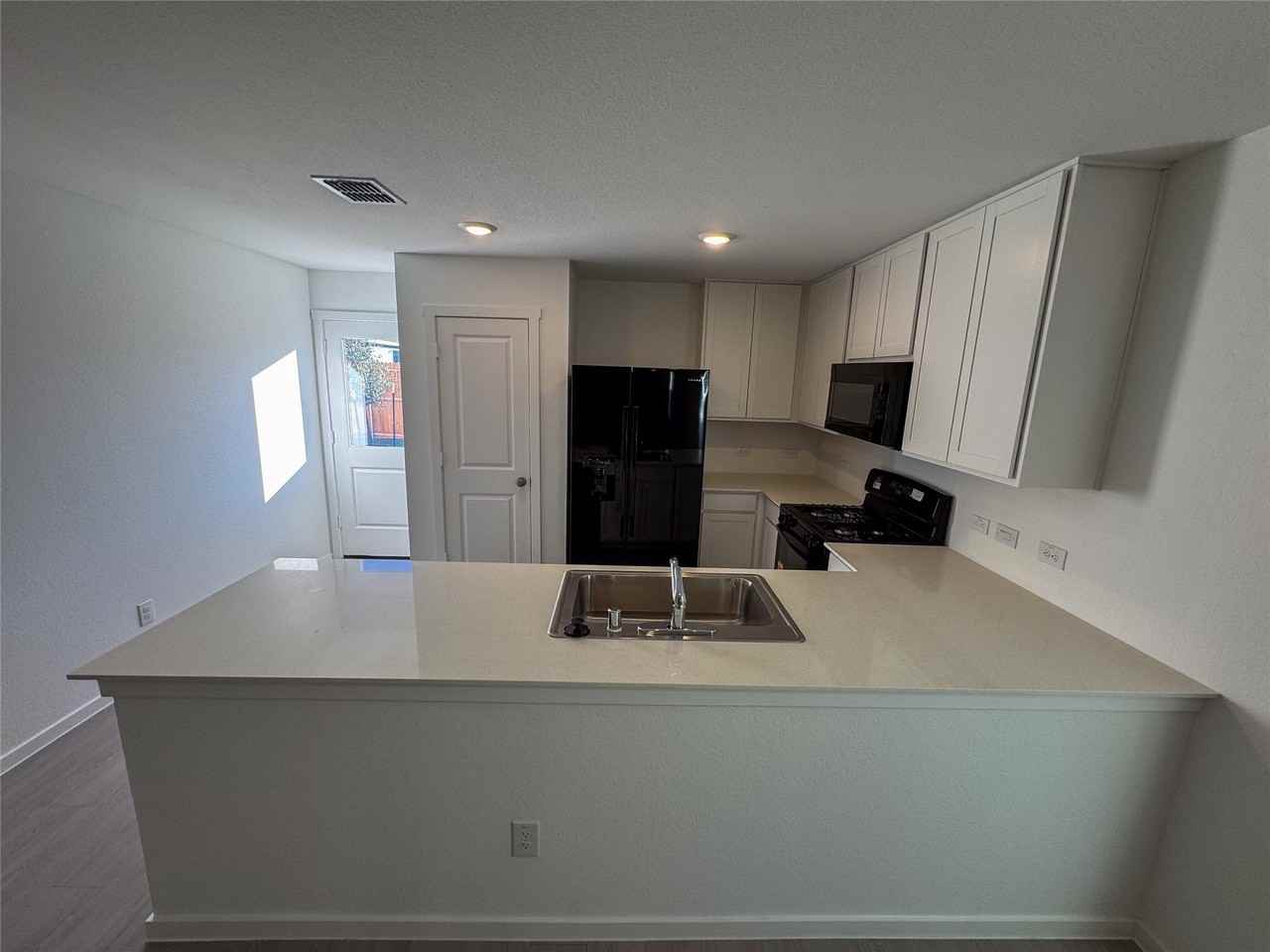 3915 Selawik St - Photo 6 of 19