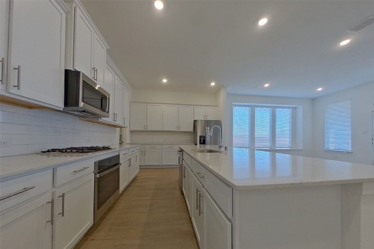 448 Lone Star Dr - Photo 4 of 20