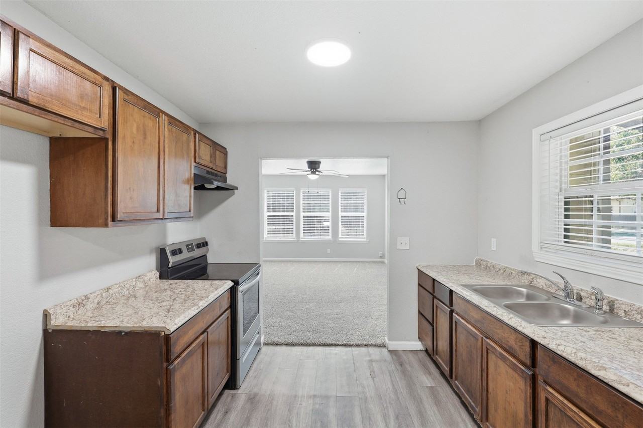 205 Olive St - Photo 4 of 26