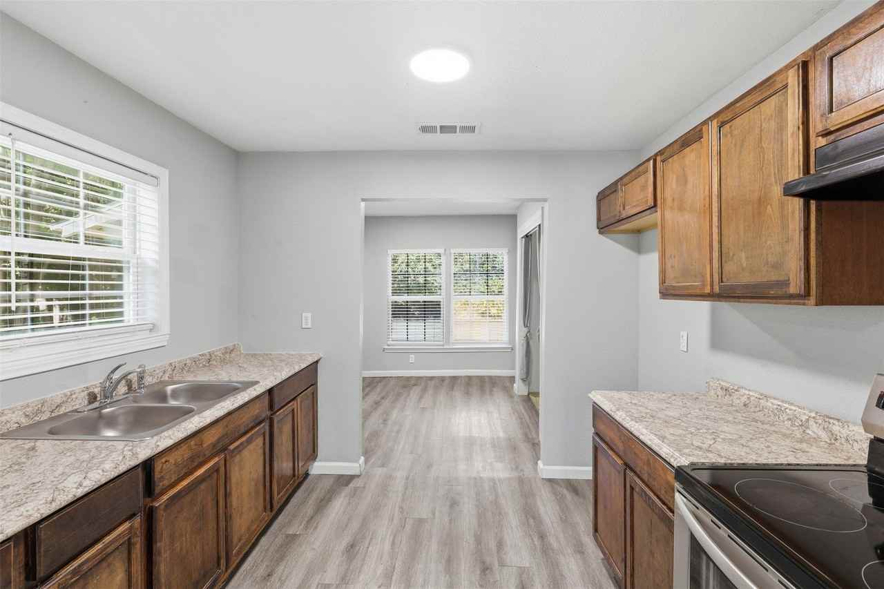 205 Olive St - Photo 5 of 26