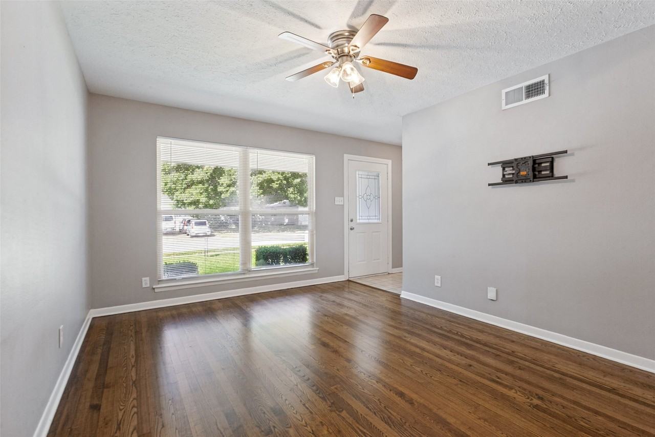 1335 Northlake Dr - Photo 2 of 12