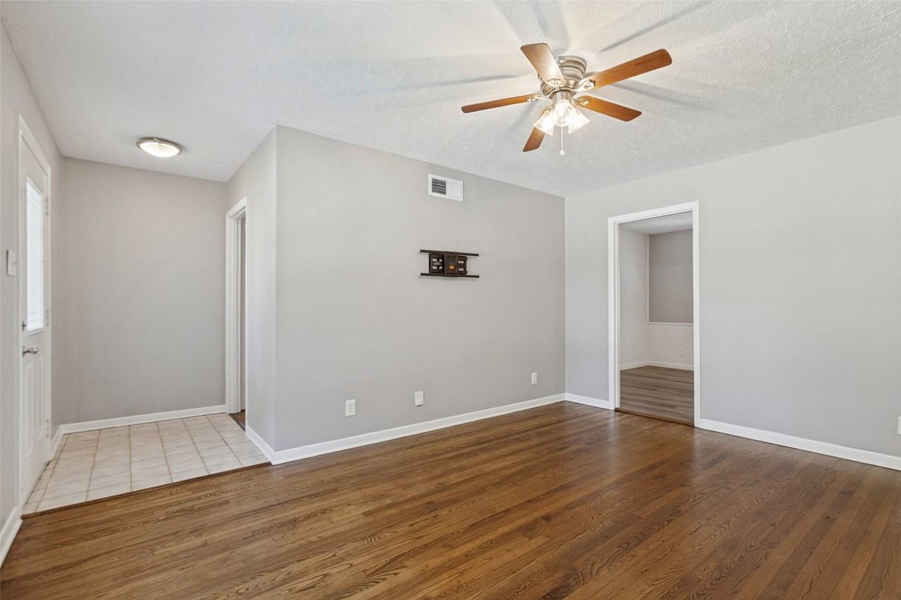 1335 Northlake Dr - Photo 3 of 12