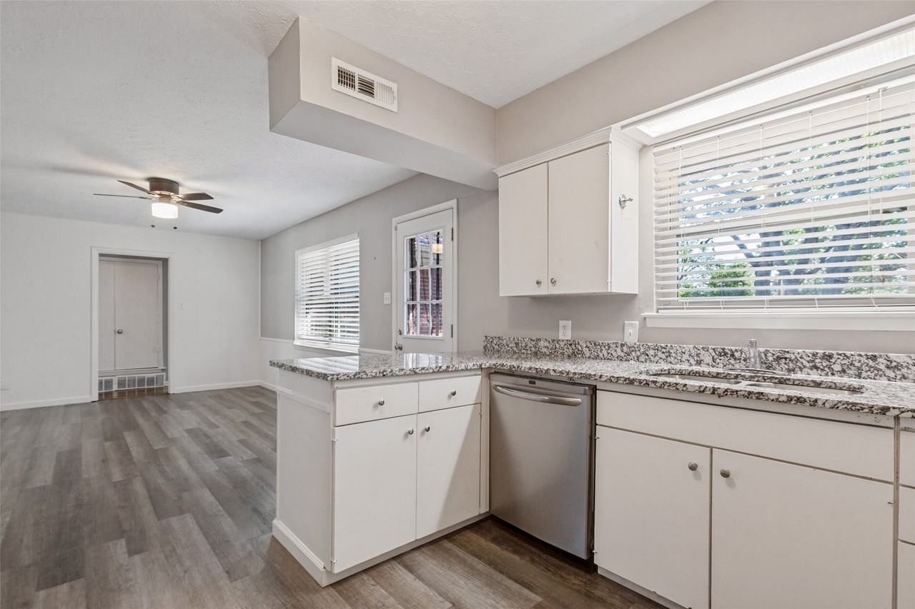 1335 Northlake Dr - Photo 5 of 12