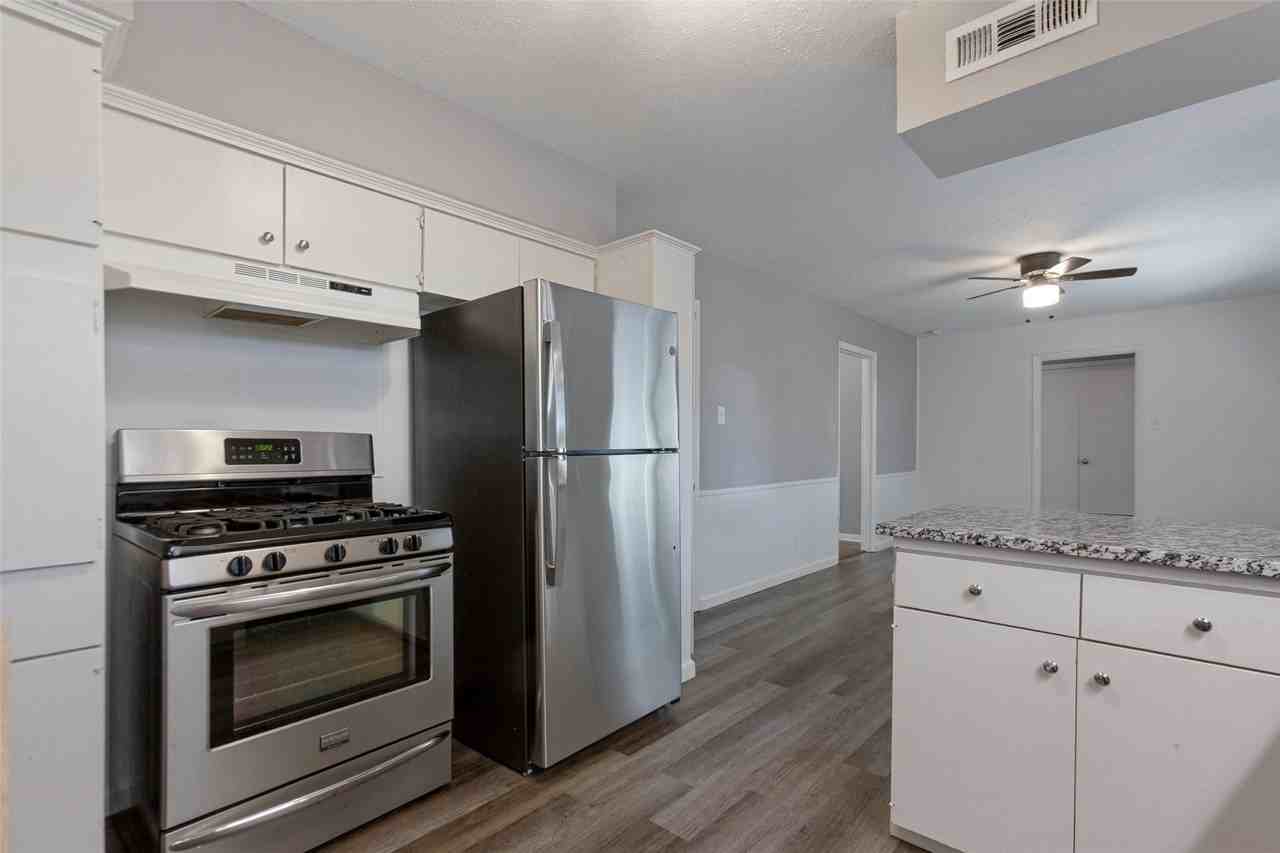 1335 Northlake Dr - Photo 6 of 12