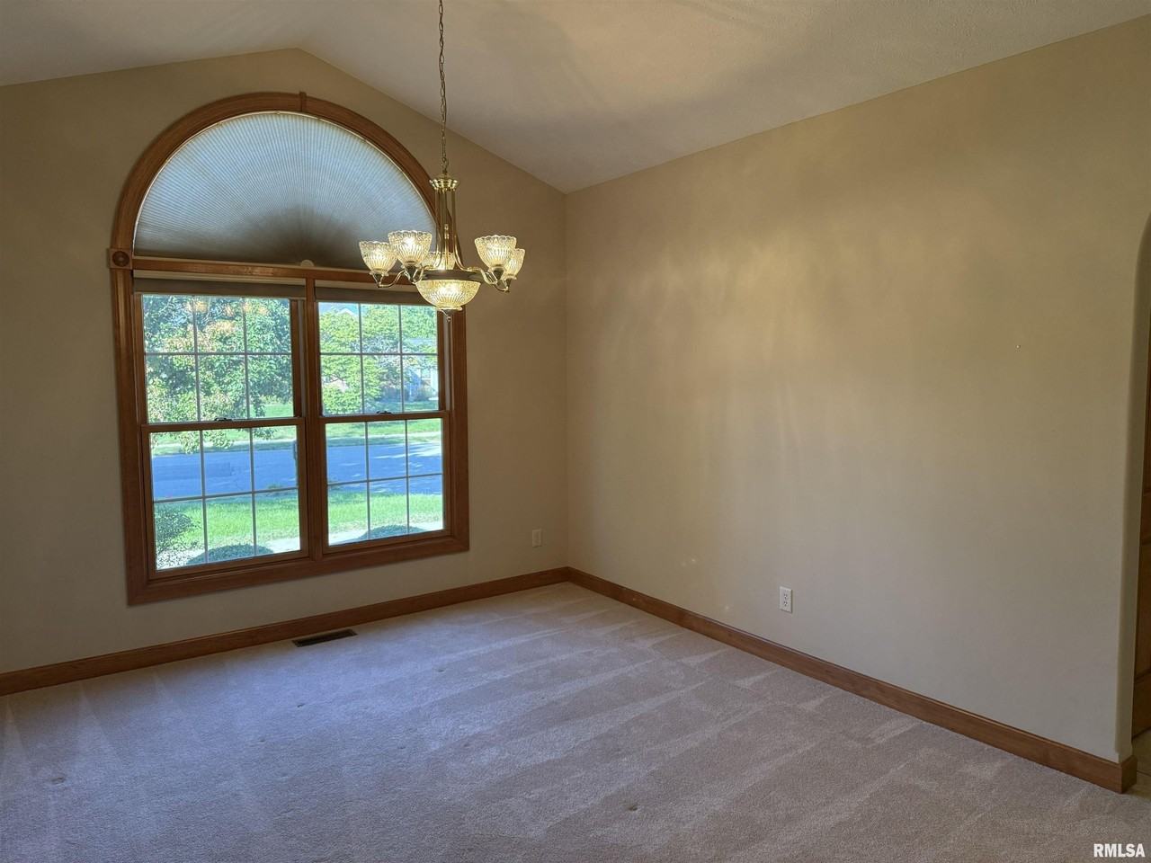 6800 Ironwood Dr - Photo 4 of 33