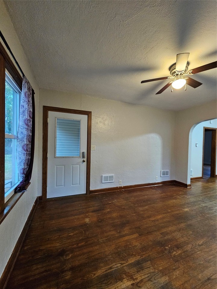 824 Craite Ave - Photo 4 of 29