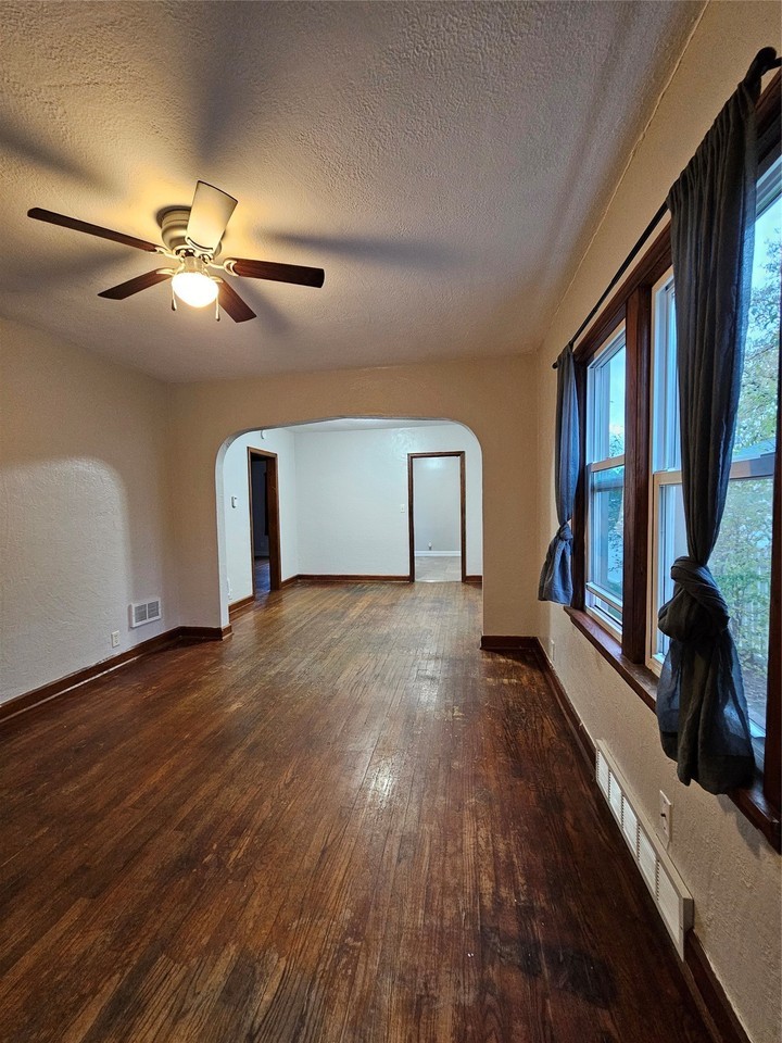 824 Craite Ave - Photo 5 of 29