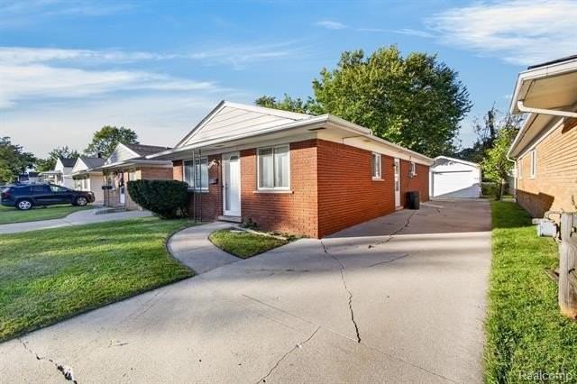 20653 Hollywood St - Photo 2 of 17