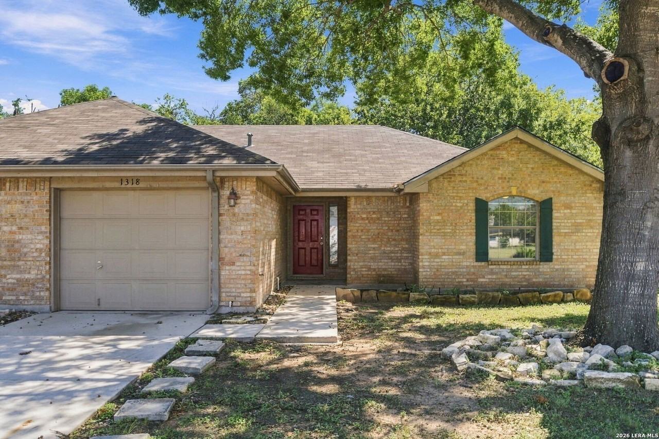 1318 Summerwood Dr - Photo 3 of 28