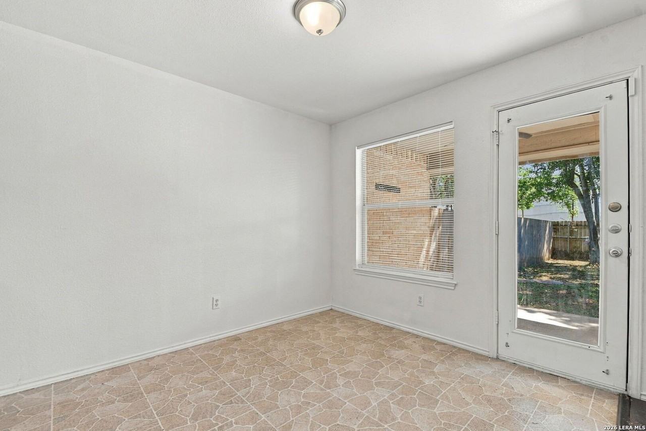 1318 Summerwood Dr - Photo 4 of 28