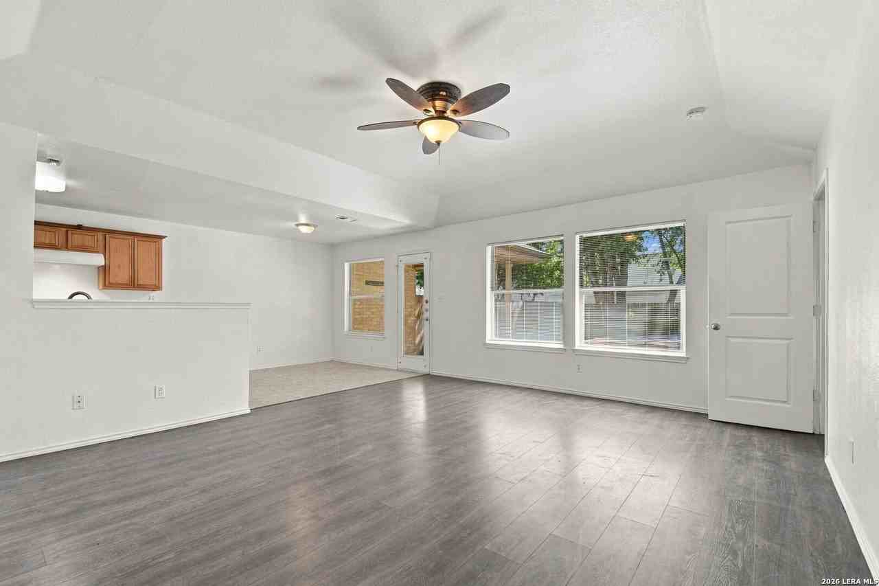 1318 Summerwood Dr - Photo 7 of 28