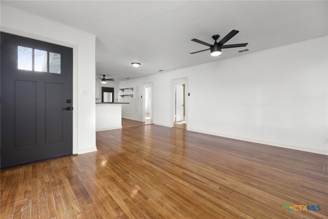 1345 Lee St - Photo 2 of 9